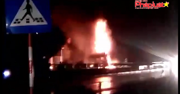 Nghệ An: Xe container cháy trụi trên Quốc lộ 1A