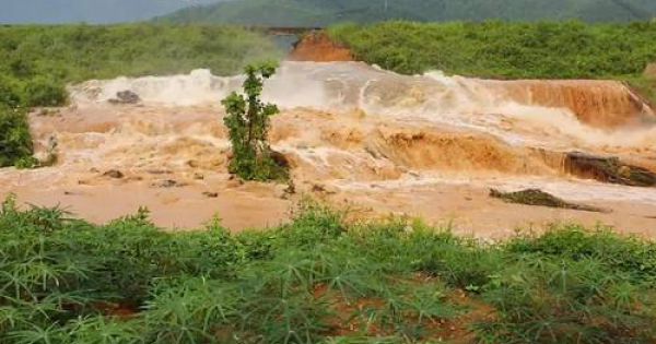 Vỡ đập Đầm Thìn ở xã Cấp Dẫn, tỉnh Phú Thọ