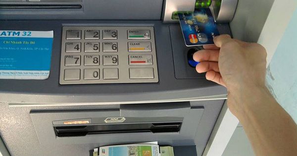 Hà Nội đẩy mạnh trả lương hưu, trợ cấp BHXH qua thẻ ATM