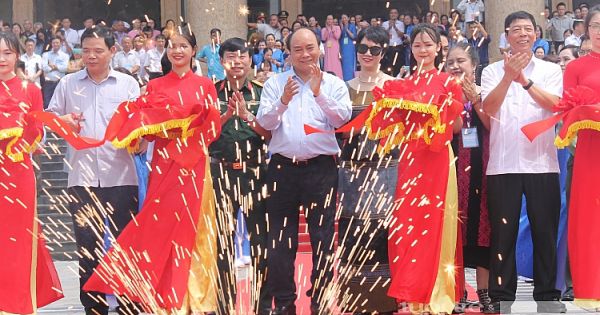Thủ tướng cắt băng xuất hành đoàn xe tiêu thụ vải thiều Bắc Giang