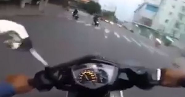 Clip cảnh sát hình sự Phú Nhuận chạy xe máy đến 160km/h, nổ súng bắt 2 kẻ giật ĐTDĐ