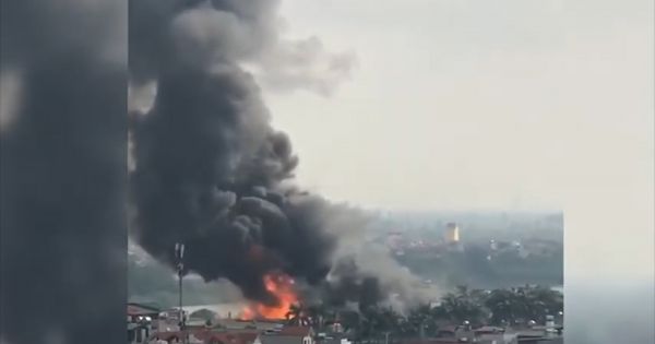 Cháy lớn tại khu vực cầu Đông Trù, cột khói bốc cao hàng trăm mét