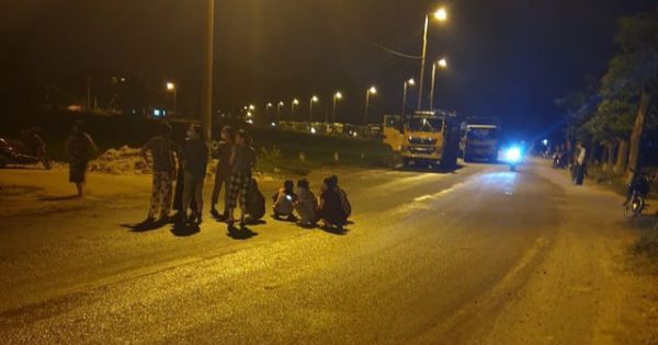 Hà Nội: Dân căng lều bạt chặn xe vào bãi rác Nam Sơn lúc nửa đêm