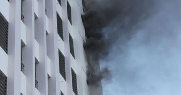 Cháy trên tầng 10 tòa nhà Chi Cục Thuế TP. Vinh, hàng trăm người bỏ chạy tán loạn