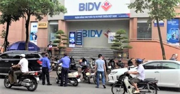 Nổ súng cướp ngân hàng BIDV: Trước khi bỏ trốn, 2 tên cướp còn ném lựu đạn