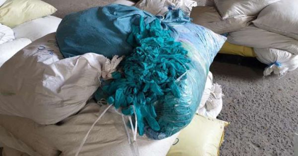 Bình Dương: Bắt vụ tái chế hàng triệu găng tay y tế cũ, đóng hộp để bán