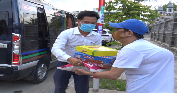 Văn phòng đại diện Báo Pháp luật tại Đà Nẵng đồng hành cùng doanh nghiệp trao quà cho hộ nghèo bị ảnh hưởng bởi Covid-19