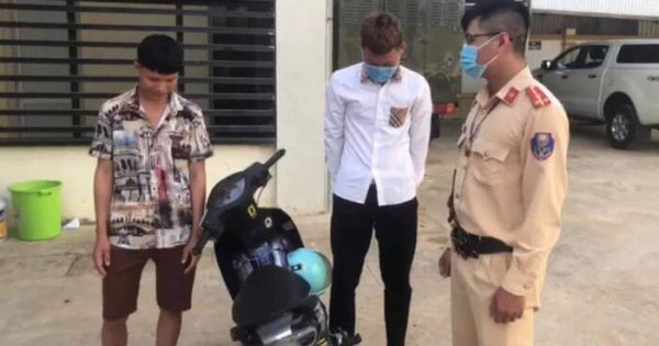 Xử phạt 1,5 triệu đồng đối với hai thanh niên vừa chạy xe máy vừa gội đầu cho nhau ở Sơn La