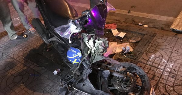 Sài Gòn, xe máy tông cây xanh khiến nhân viên ngân hàng tử vong tại chỗ