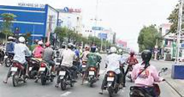 Khởi tố lái xe vượt đèn đỏ, đánh Cảnh sát Giao thông tại Hà Nội