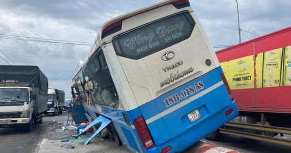 Hành khách hoảng loạn chứng kiến xe khách tông chết người rồi chạy trên dải phân cách tại Đồng Nai