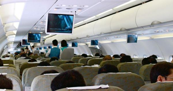 Nam hành khách 'cầm nhầm' điện thoại lên máy bay bị bắt tận tay