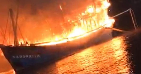 4 tàu cá bốc cháy trong đêm tại Nghệ An