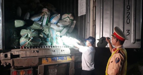 Nghệ An: Bắt xe tải vận chuyển 30 tấn thực phẩm không rõ nguồn gốc