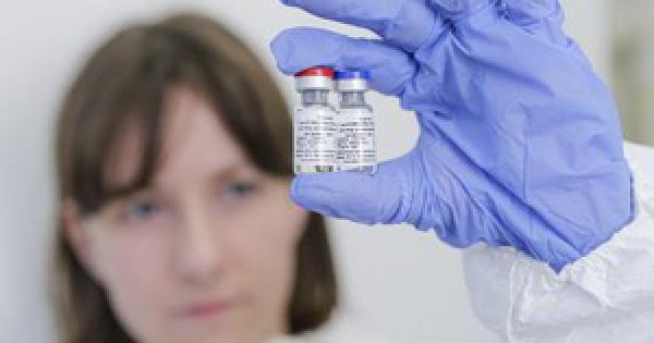 Việt Nam đặt mua vaccine phòng COVID-19 của một số đối tác từ Nga và Anh