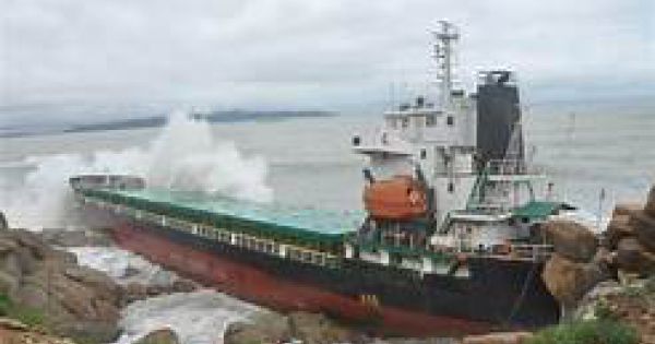 Tàu hàng gãy đôi, 300 tấn dầu nguy cơ tràn ra biển tại Huế