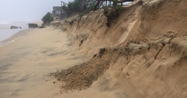 Thừa Thiên - Huế đắp hơn 10.000 bao cát để gia cố đê biển