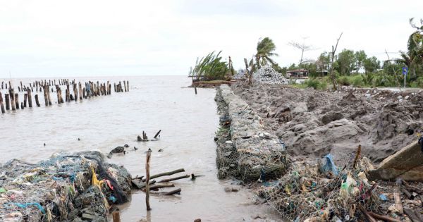 Sạt lở gần 6 km đê biển, Cà Mau ban bố tình huống khẩn cấp
