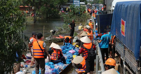 Hàng trăm chuyến xe cứu trợ liên tục tiếp tế nhu yếu phẩm cho bà con vùng lũ Quảng Bình