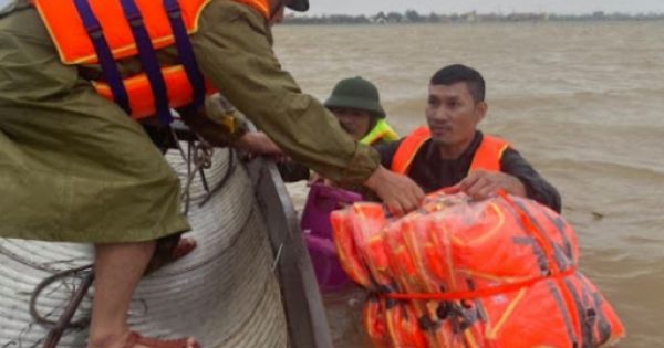 Đoàn cứu trợ 6 người bị lật thuyền rơi xuống dòng lũ dữ ở Quảng Bình