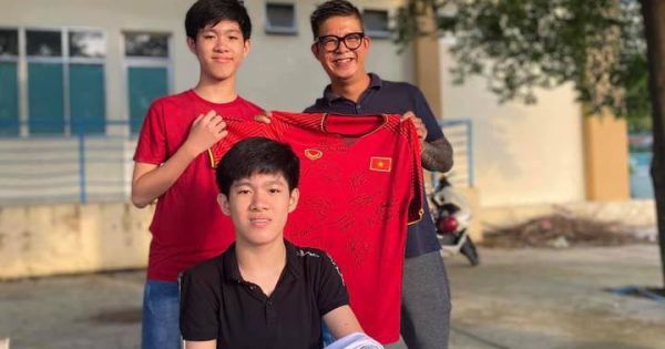 Cậu bé mất tứ chi đấu giá 2 áo thể thao của tuyển thủ Việt Nam, đóng góp cho miền Trung