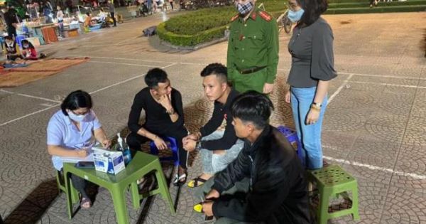 Công an quận Hoàn Kiếm bắt đầu xử phạt người không đeo khẩu trang