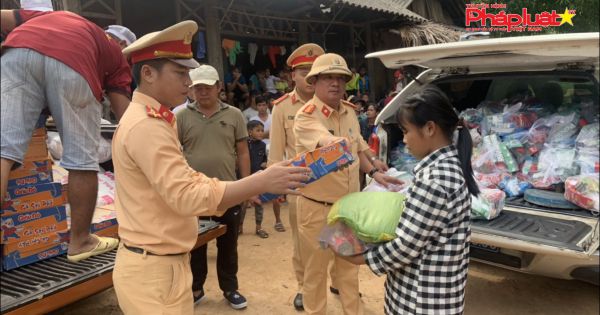 Phòng CSGT Quảng Bình huy động lực lượng giúp dân khắc phục hậu quả do thiên tai