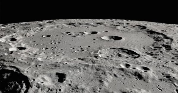 Lần đầu tiên tìm thấy nước trên bề mặt Mặt trăng