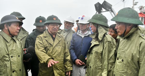 Quảng Ngãi: Phó Thủ tướng Trịnh Đình Dũng thị sát, kiểm tra phòng chống bão số 9