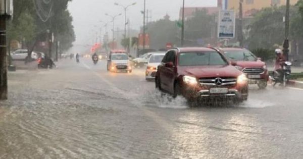 Quốc lộ 1A qua Hà Tĩnh biến thành sông, hàng trăm nhà dân bị ngập