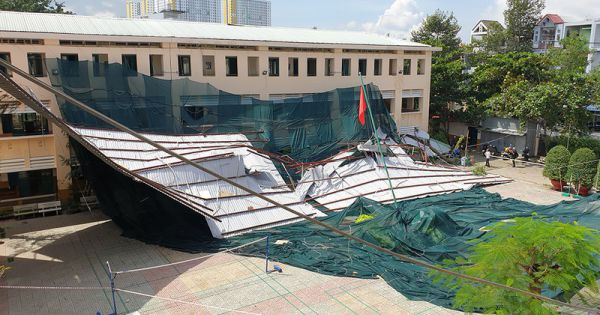 Mưa lớn, gió lốc phá tan hoang Trường Trung học phổ thông Bình Phú ở TP.HCM