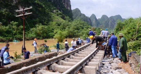 Khắc phục sạt lở, thông tuyến đường sắt đoạn qua tỉnh Quảng Ngãi
