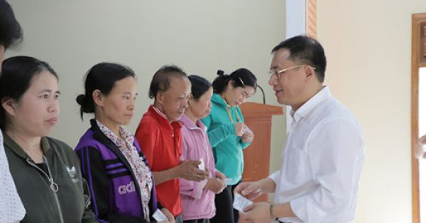 BHXH Việt Nam tặng thẻ BHYT cho người dân bị thiệt hại do bão, mưa lũ tại Bình Định
