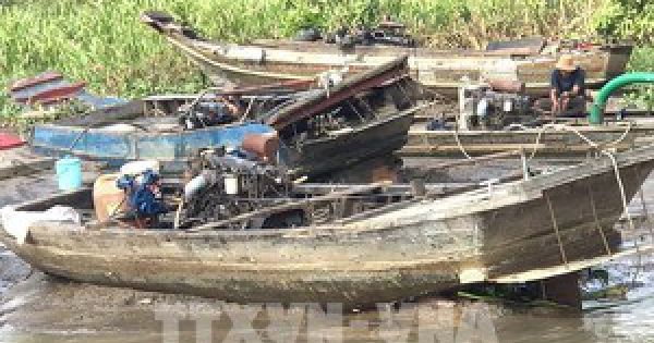 Trục vớt 8 phương tiện bơm hút cát trái phép bị đánh chìm trên sông Đồng Nai