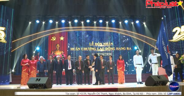 Trường ĐH Văn Lang đón nhận Huân chương Lao động hạng ba