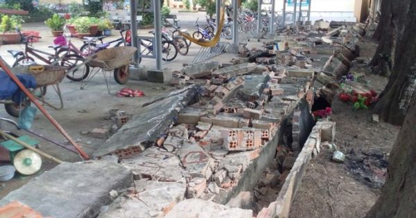Đồng Nai: Gần 30m tường rào trường tiểu học bất ngờ đổ sập