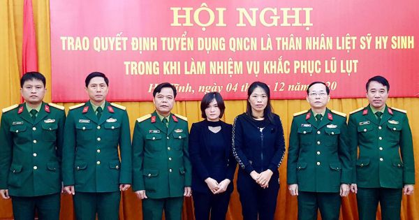 Vợ các liệt sĩ Đoàn 337 quê Hà Tĩnh được tuyển làm quân nhân chuyên nghiệp