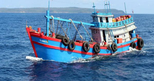 Bộ Tư lệnh Vùng Cảnh sát biển 4 bắt giữ tàu chở dầu không rõ nguồn gốc