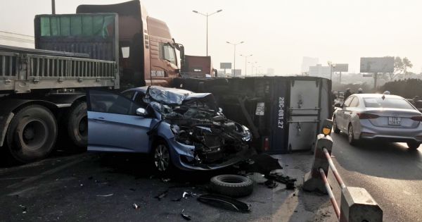 Tai nạn liên hoàn 5 ô tô trên cầu Thanh Trì gây ùn tắc hơn 10km tại Hà Nội