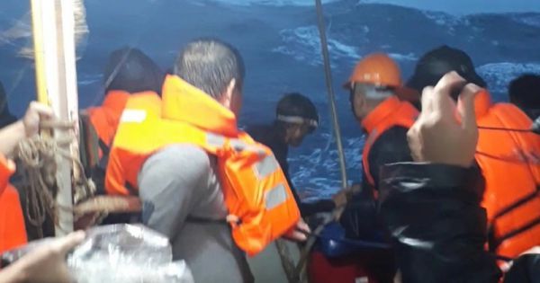 Cứu 14 ngư dân bị nạn trên biển tại Quảng Ngãi