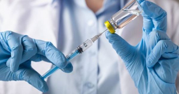 Việt Nam tìm mua vắc xin COVID-19 nhưng ưu tiên sản xuất trong nước