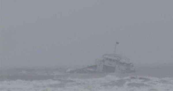 Tàu chở gạo chìm trên biển Bình Thuận, 10 người được cứu sống