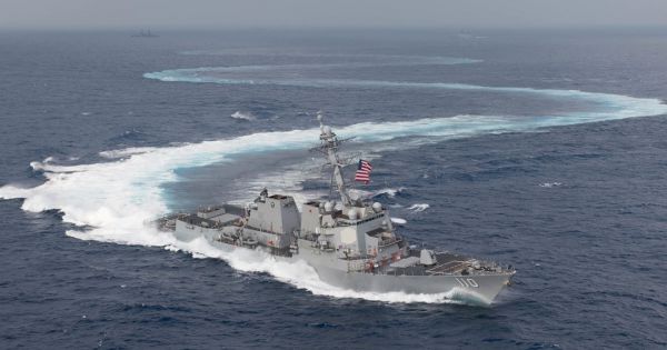 Hai tàu khu trục Mỹ mang tên lửa dẫn đường cùng tiến vào eo biển Đài Loan