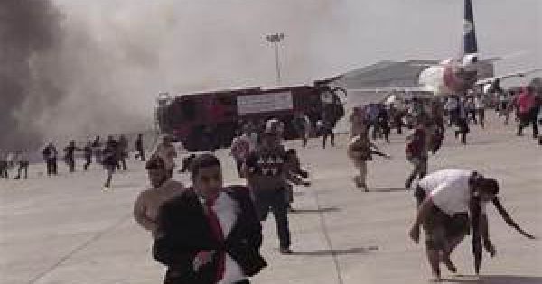 Sân bay bị tấn công ngay khi thủ tướng Yemen đáp xuống, 13 người chết