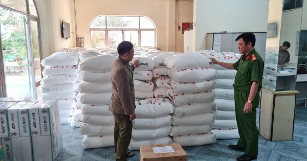 Tạm giữ gần 15 tấn hạt nhựa Polimaxx ở Phú Yên
