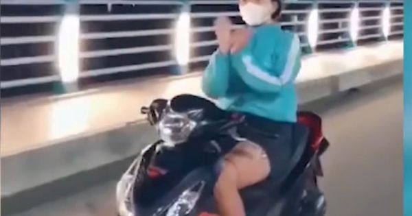 Cô gái chạy xe máy thả 2 tay, múa quạt bị phạt 7,4 triệu đồng tại Quảng Ngãi