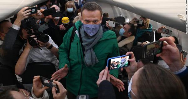 Nhân vật đối lập Nga, ông Navalny bị bắt giữ tại sân bay ở Moscow