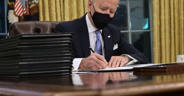 Tổng thống Mỹ Joe Biden ký một loạt sắc lệnh hành pháp