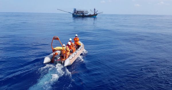 Cứu thuyền viên Philippines bị nạn trên biển