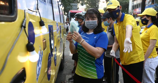 TP Hồ Chí Minh: Bus khẩu trang phát tự động 100.000 khẩu trang miễn phí cho người dân vui xuân đón Tết.